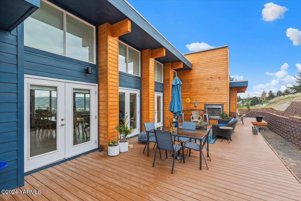 925 Goodlander Circle Selah, WA 98942 - Photo 30 of 37 a view of a patio with couches and table and chairs with wooden floor
