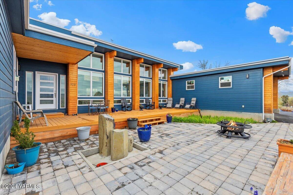 925 Goodlander Circle Selah, WA 98942 - Photo 31 of 37 a swimming pool with an outdoor seating