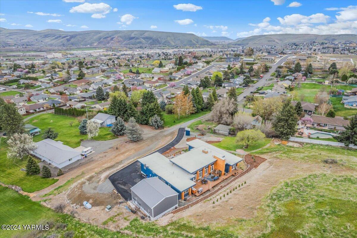 925 Goodlander Circle Selah, WA 98942 - Photo 35 of 37 an aerial view of a house with a yard