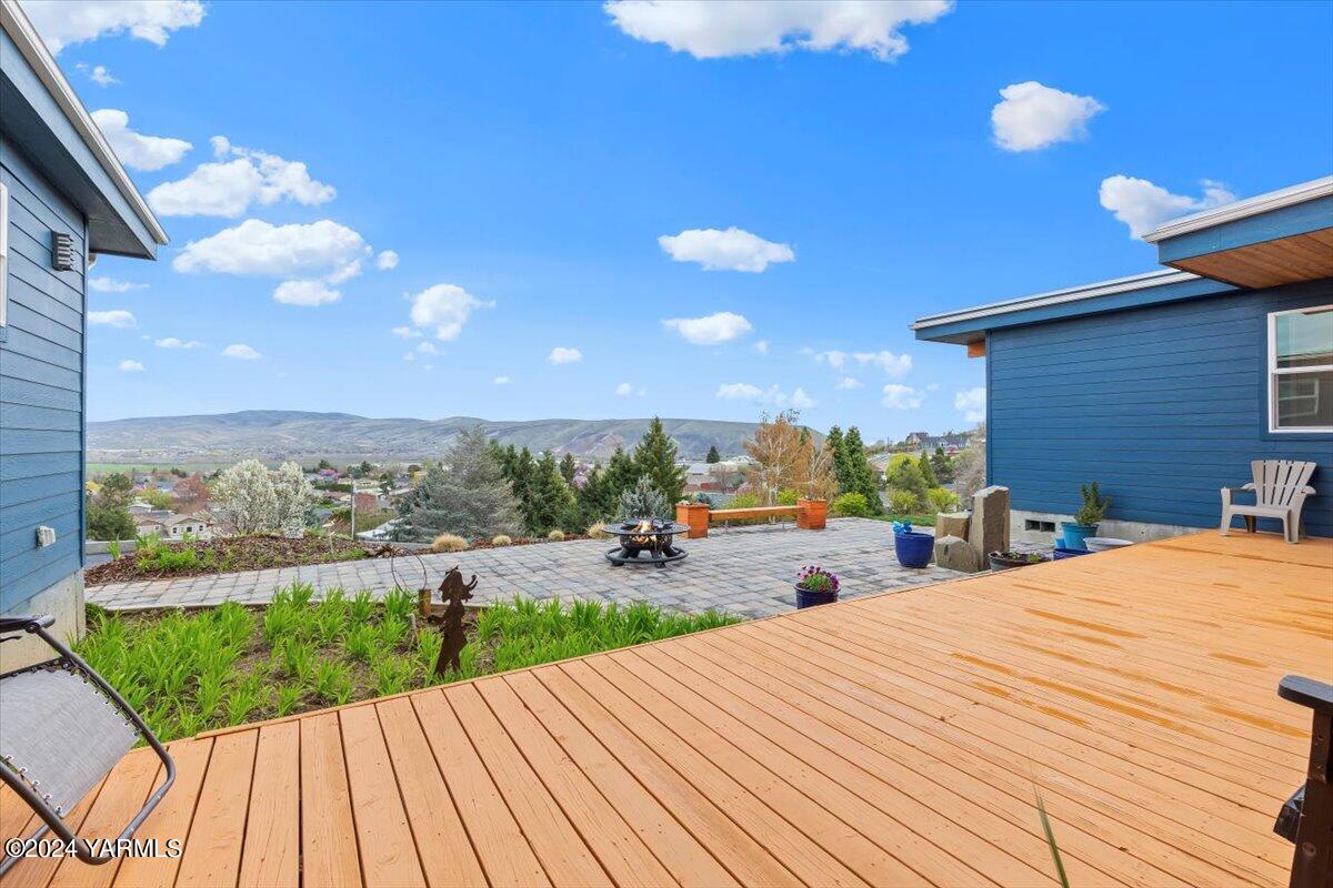 925 Goodlander Circle Selah, WA 98942 - Photo 36 of 37 a view of a backyard with sitting area