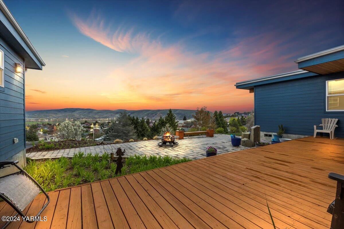 925 Goodlander Circle Selah, WA 98942 - Photo 37 of 37 a view of a house with pool outdoor seating area