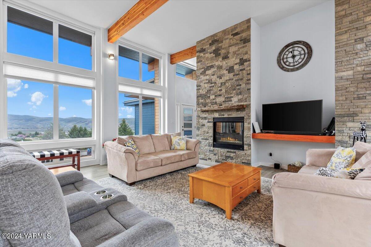 925 Goodlander Circle Selah, WA 98942 - Photo 5 of 37 a living room with furniture flat screen tv and a fireplace