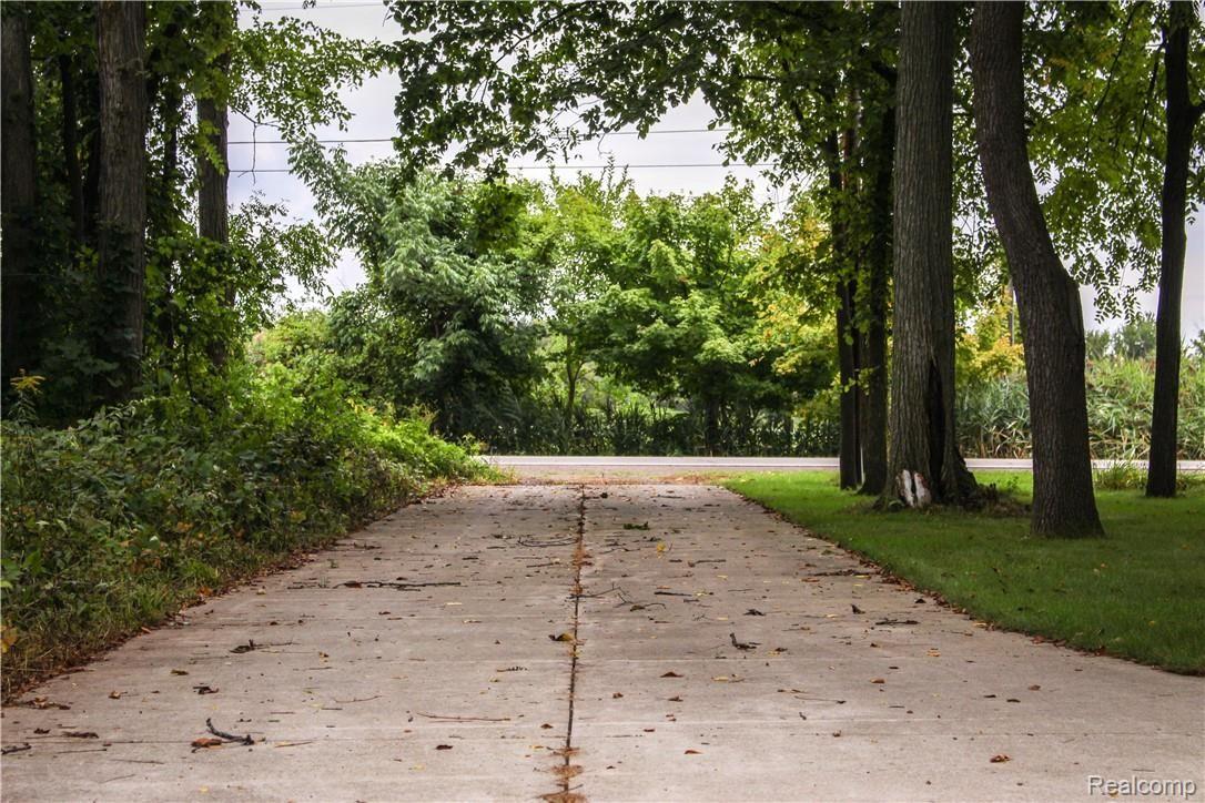 21580 32 Mile Road Ray, MI 48096 - Photo 36 of 44 21580 Driveway.jpg