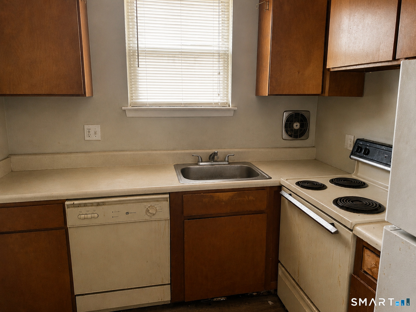 53 Wolcott Hill Road, Unit C12 Wethersfield, CT 06109 - Photo 10 of 25 a utility room with dryer and washer