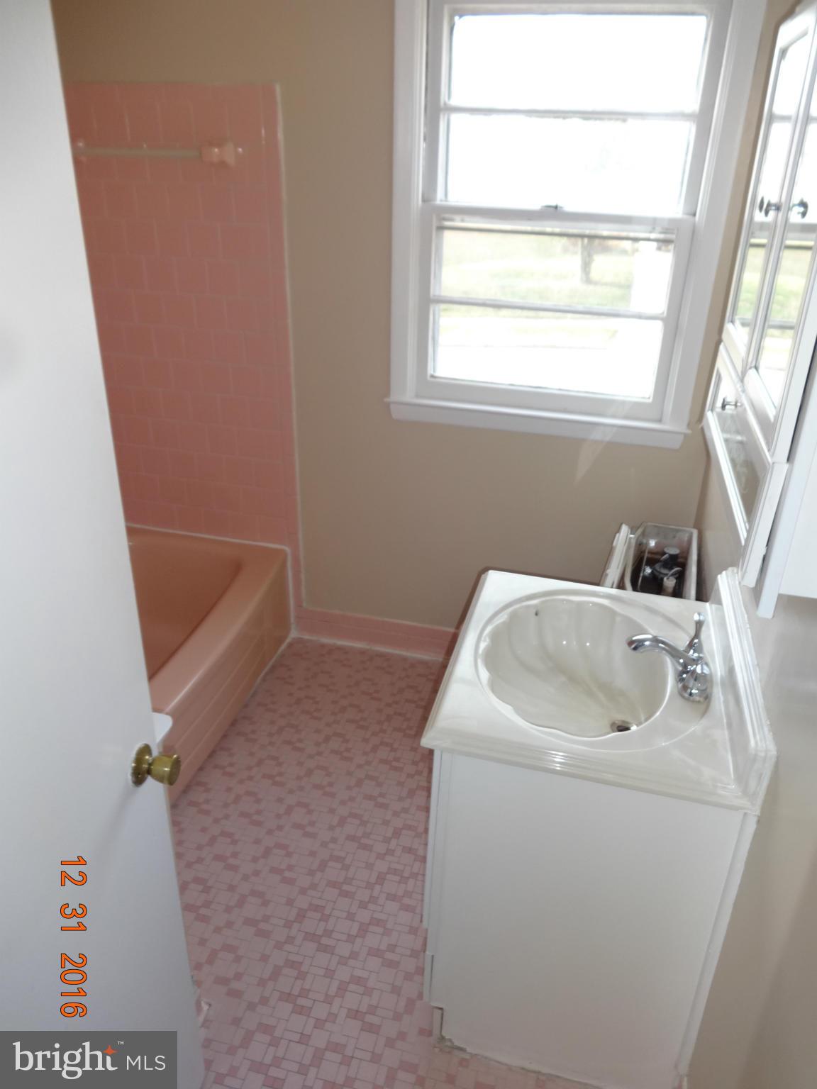 6203 Robin Hill Road Baltimore, MD 21207 - Photo 6 of 9 Bath