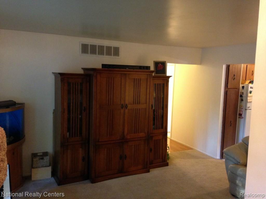 551 Meadowlake Road Canton, MI 48188 - Photo 7 of 20 069.jpg