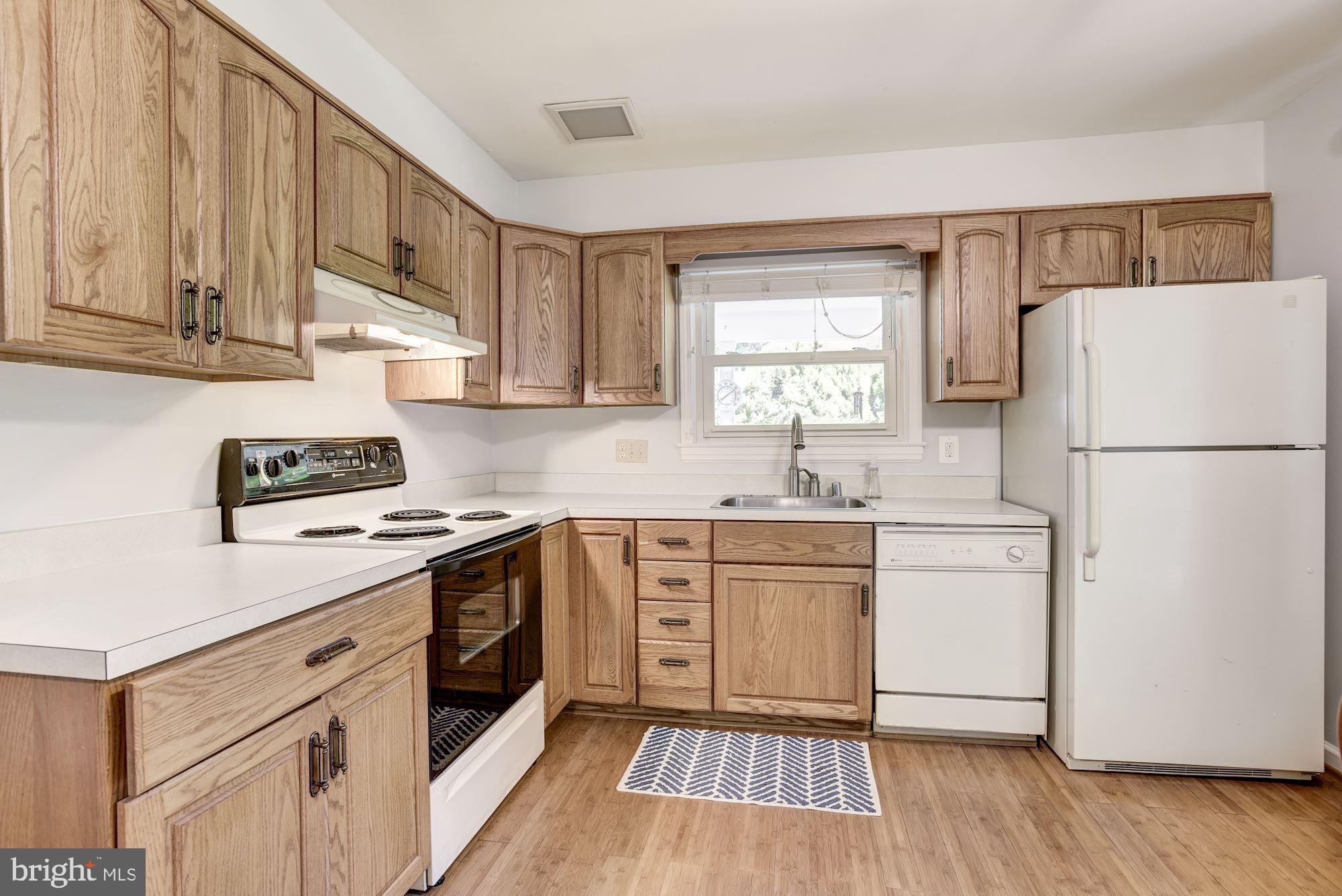 305 South Irving Road Sterling, VA 20164 - Photo 12 of 37 Kitchen