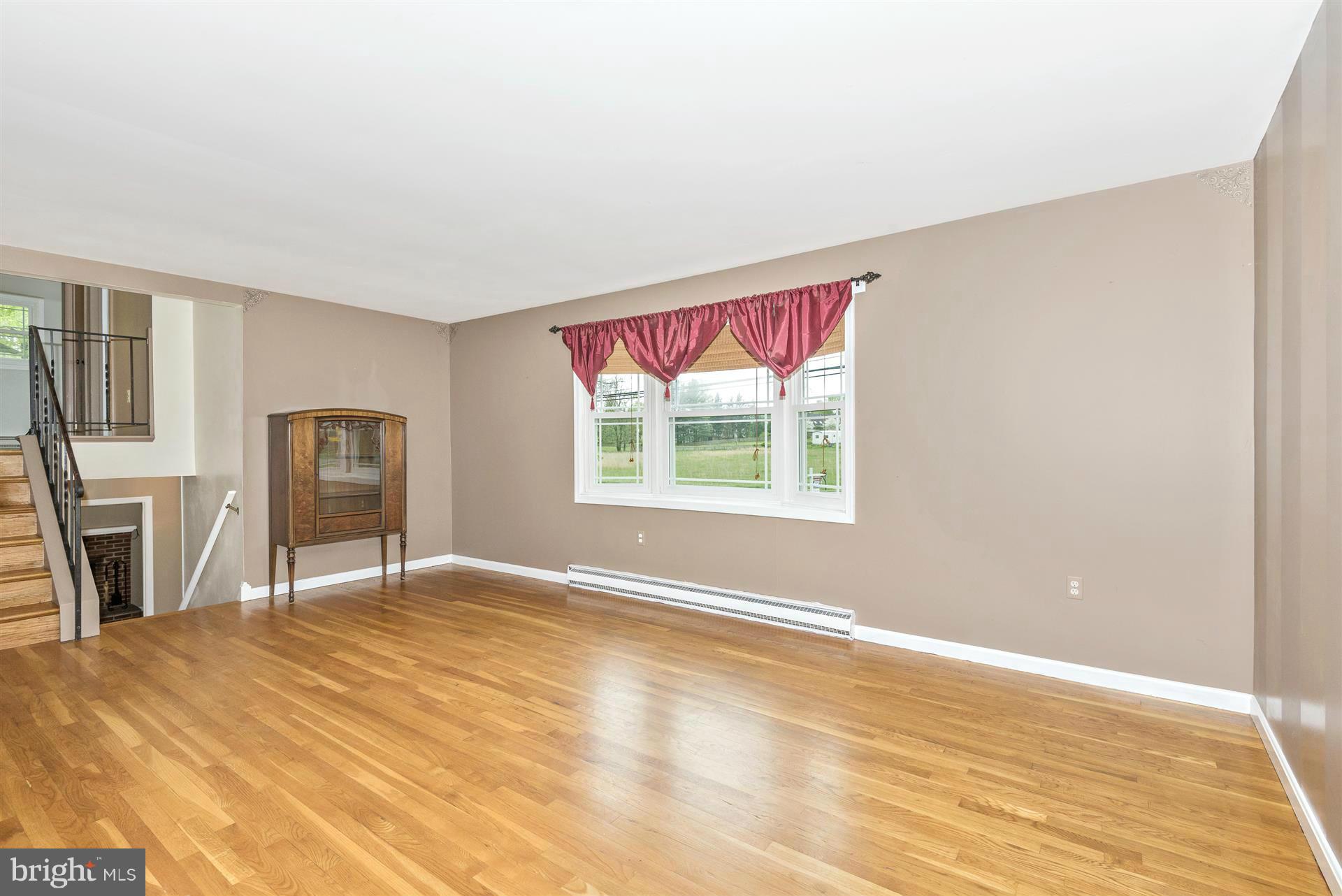 18111 Beallsville Road Poolesville, MD 20837 - Photo 14 of 29 Living Room