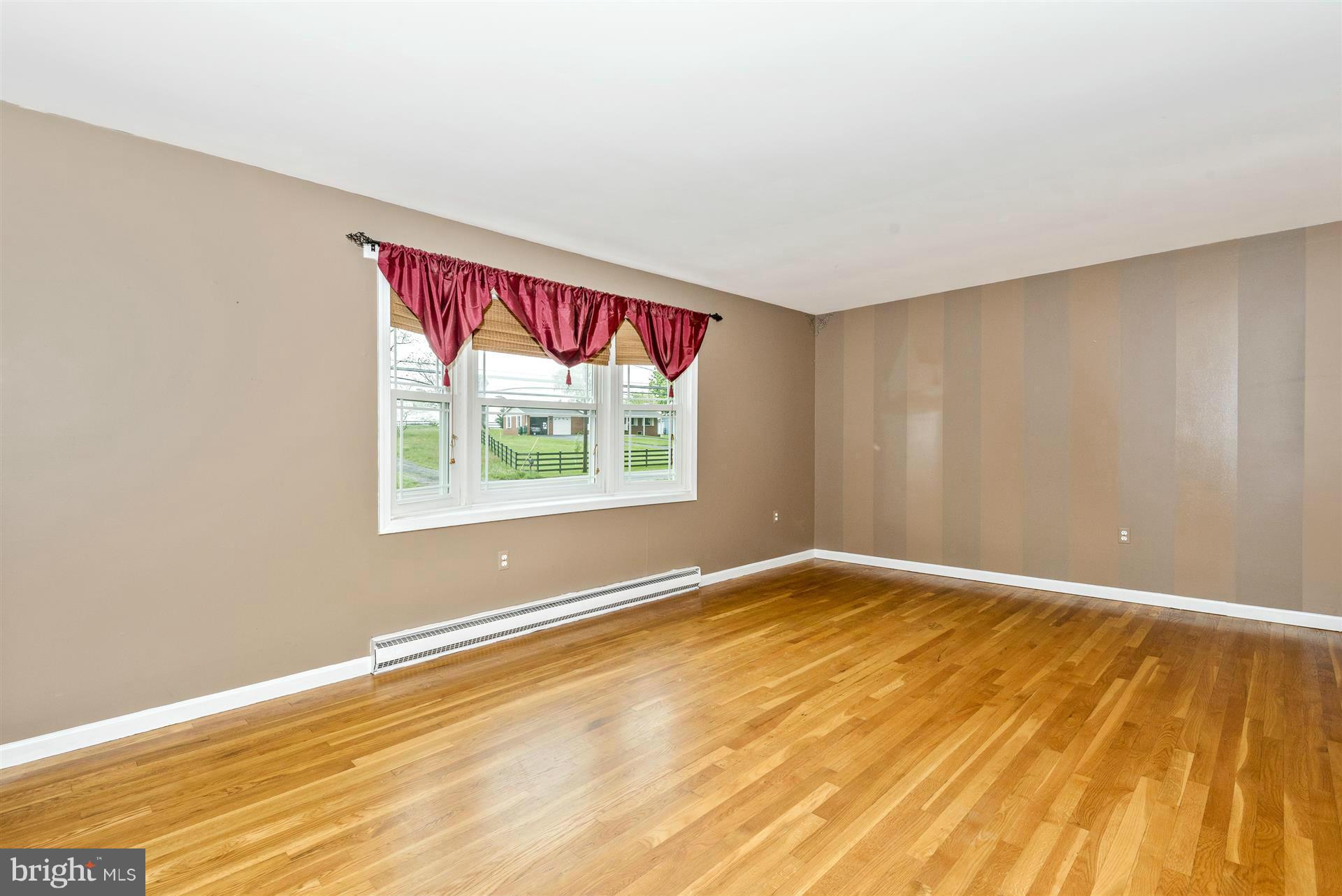 18111 Beallsville Road Poolesville, MD 20837 - Photo 15 of 29 Living Room