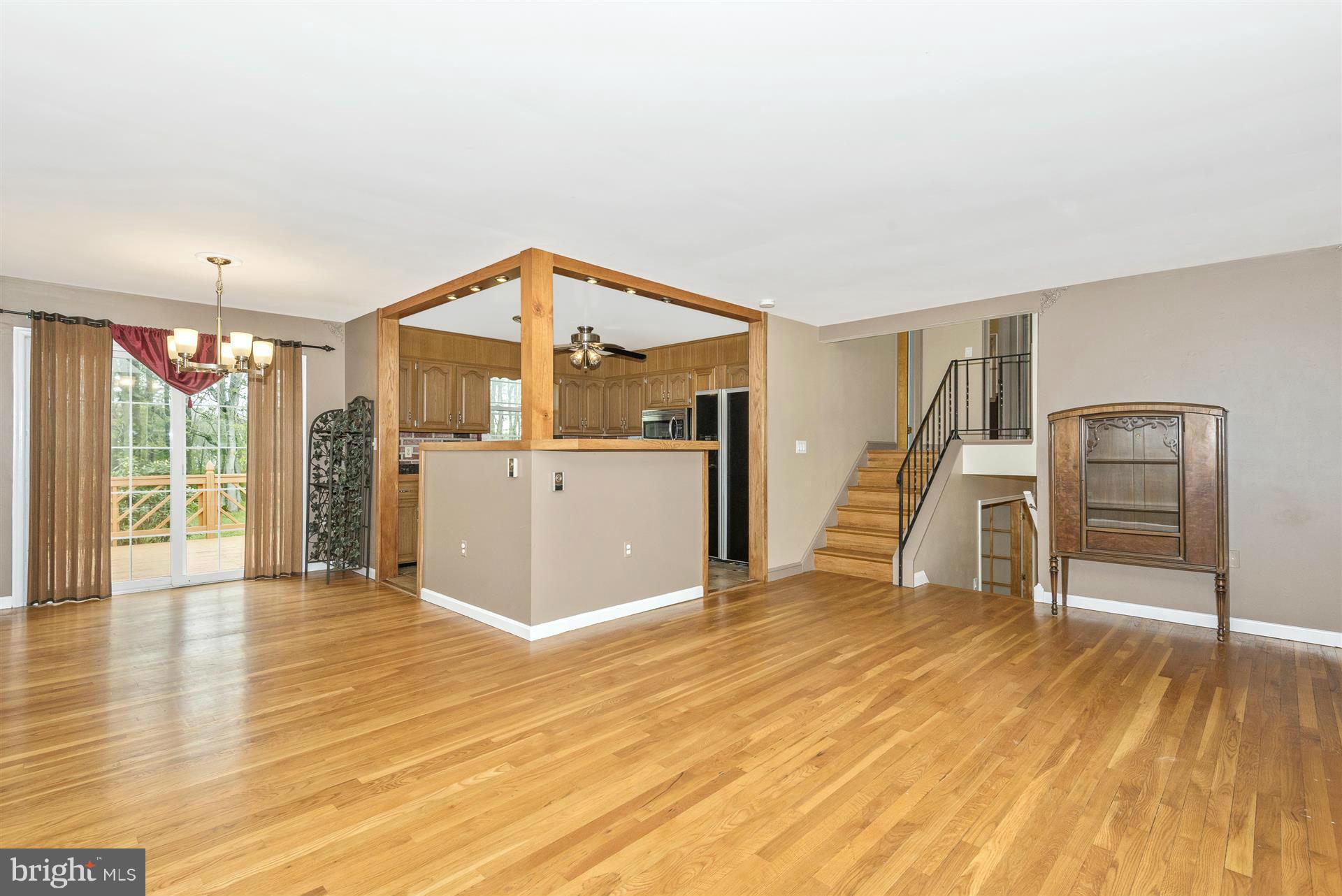 18111 Beallsville Road Poolesville, MD 20837 - Photo 7 of 29 Living Room