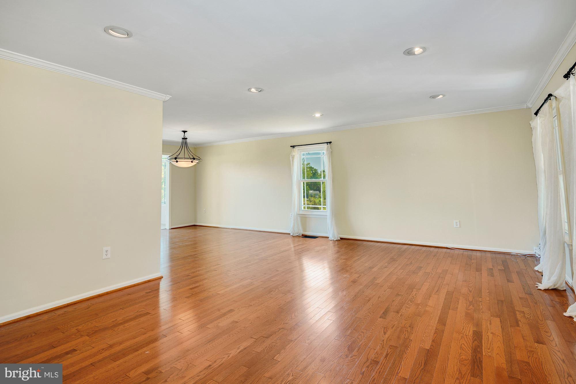 1625 Kirby Road McLean, VA 22101 - Photo 4 of 40 Living room