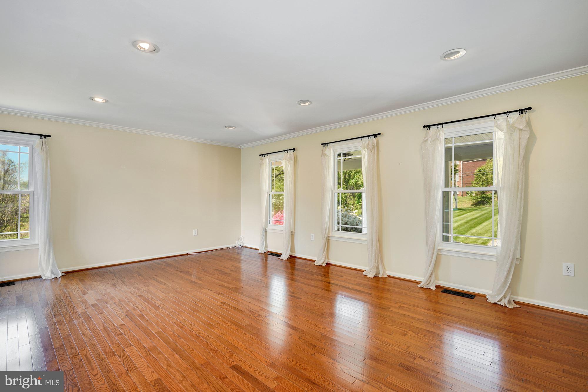 1625 Kirby Road McLean, VA 22101 - Photo 5 of 40 Living room