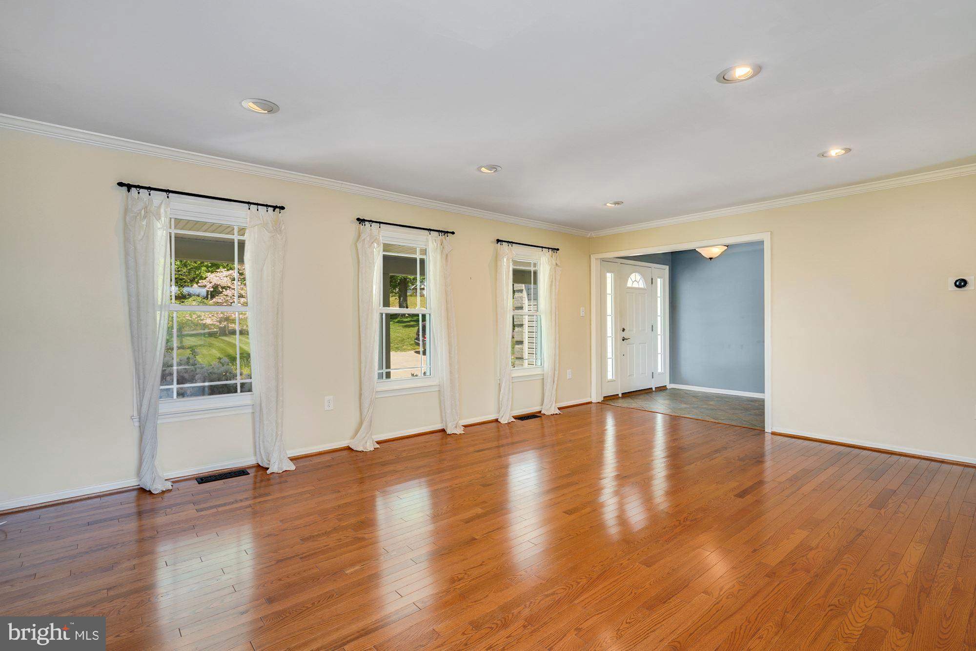 1625 Kirby Road McLean, VA 22101 - Photo 6 of 40 Living room