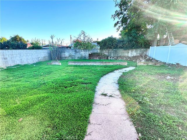 a view of a back yard