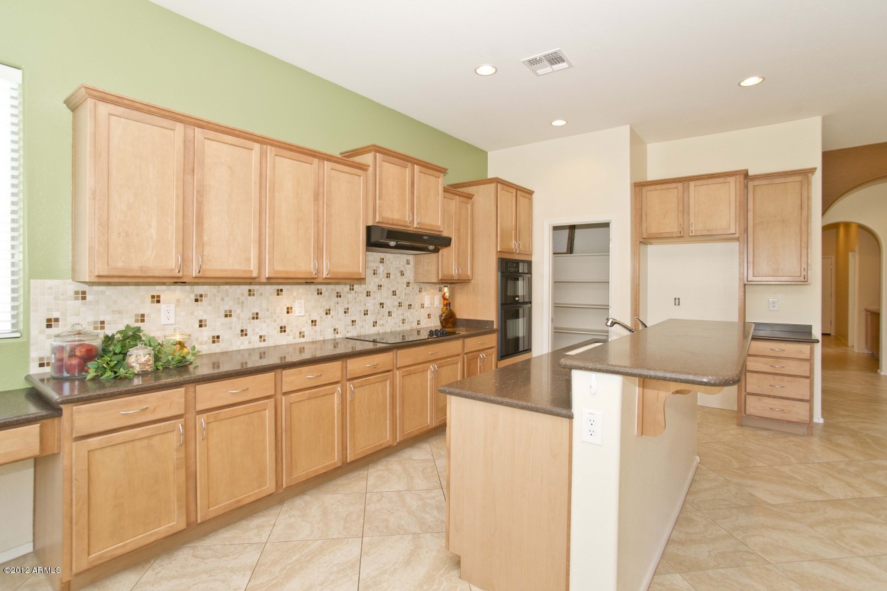 2513 West Corral Road Phoenix, AZ 85041 - Photo 8 of 16 Kitchen
