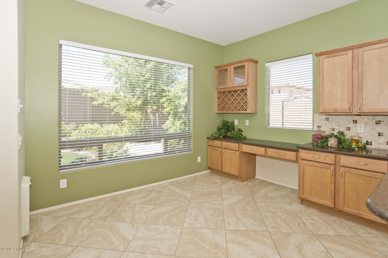 2513 West Corral Road Phoenix, AZ 85041 - Photo 9 of 16 Breakfast Area