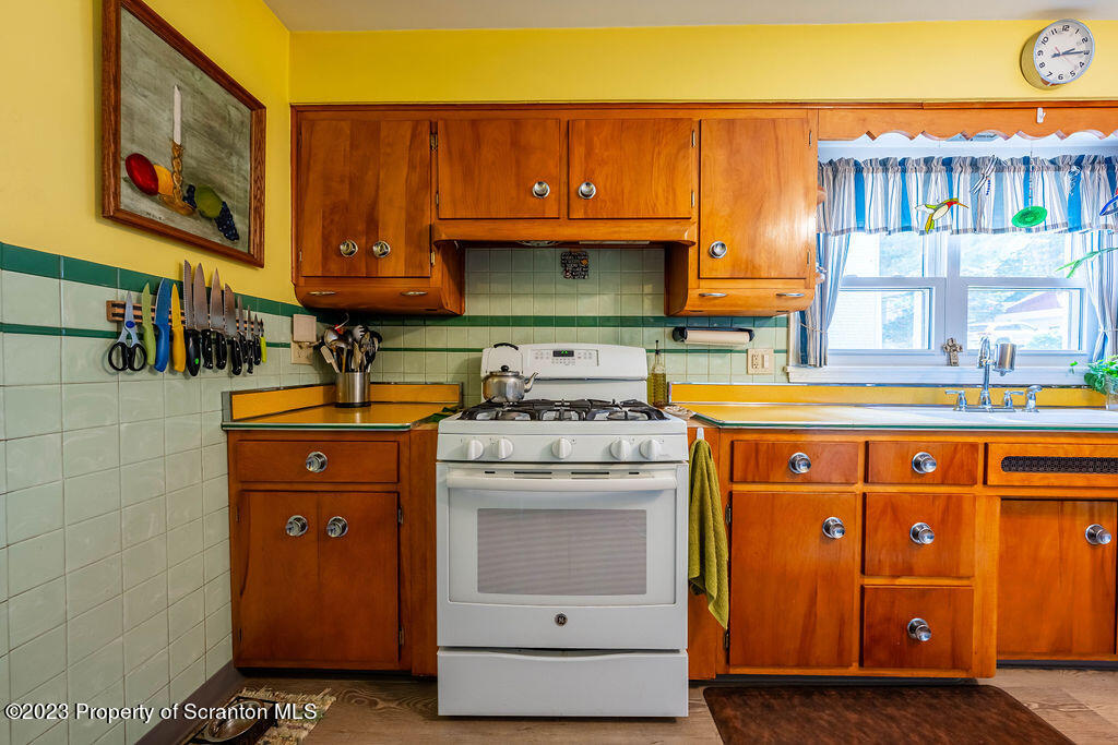 123 William Street Dunmore, PA 18510 - Photo 4 of 46