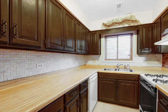 $145,000 | 1940 183rd Street, Unit 1D, Homewood, IL 60430