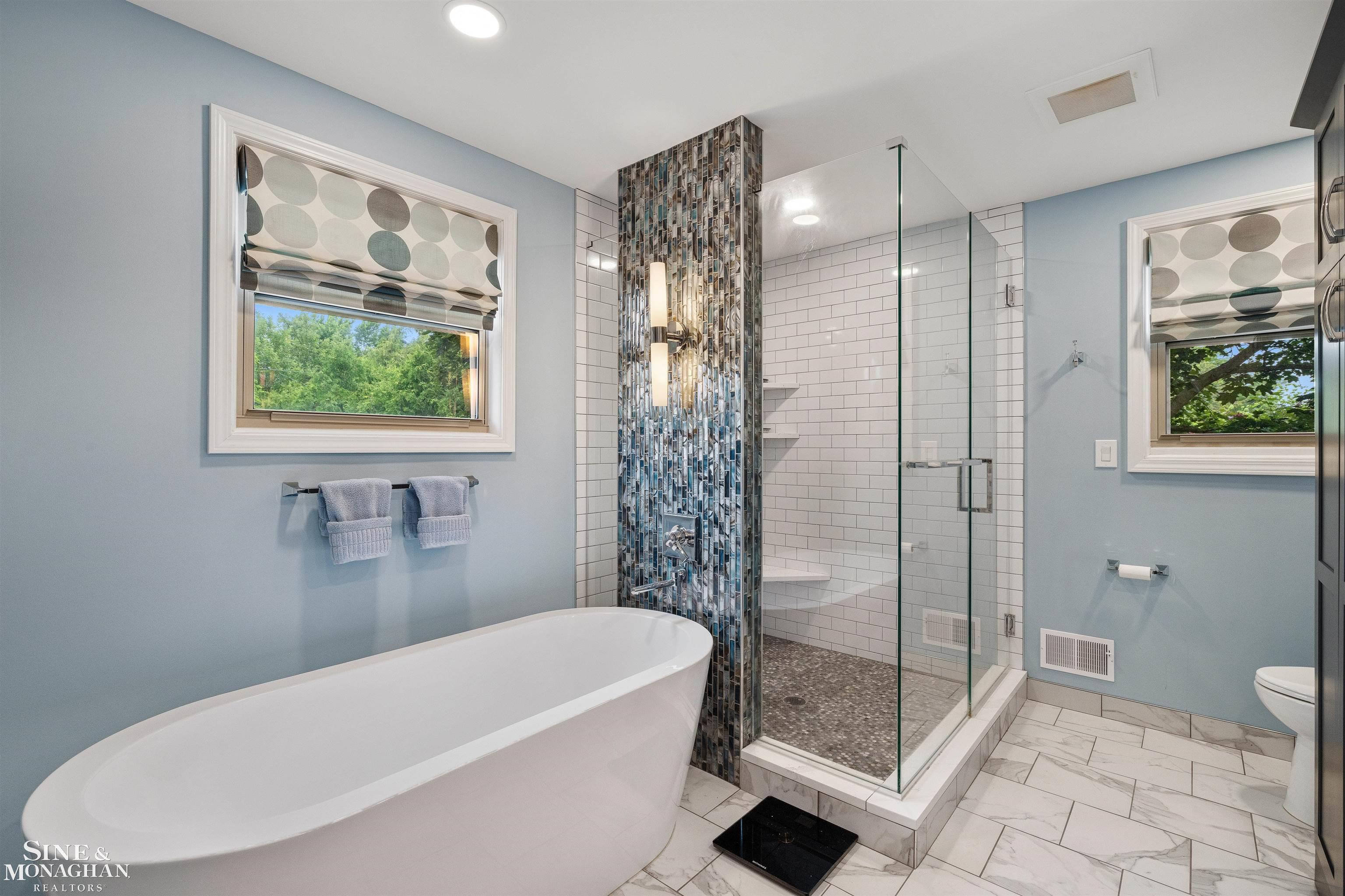 725 Fisher Road Grosse Pointe, MI 48230 - Photo 33 of 63 Beautiful soaker tub