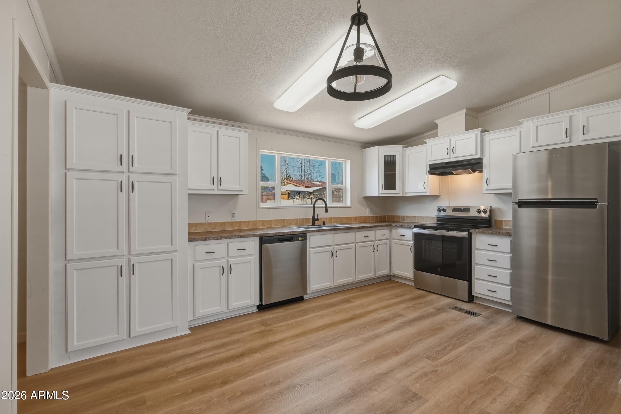 312 East Cedar Mill Road Payson, AZ 85541 - Photo 15 of 27 Large Kitchen