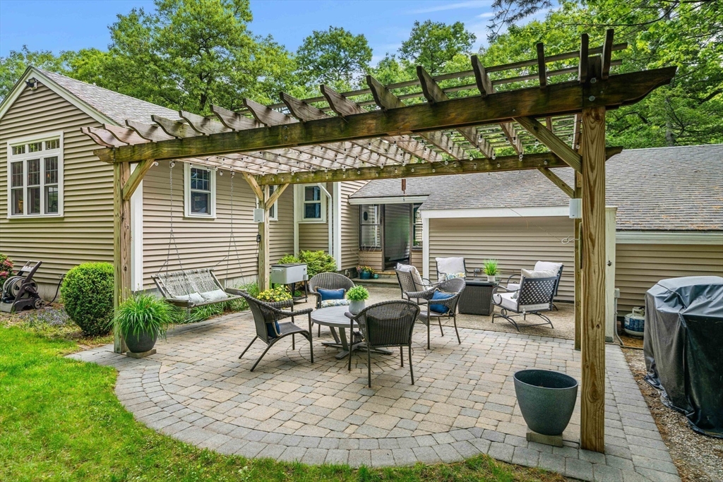 18 Gleason Road Reading, MA 01867 - Photo 3 of 42