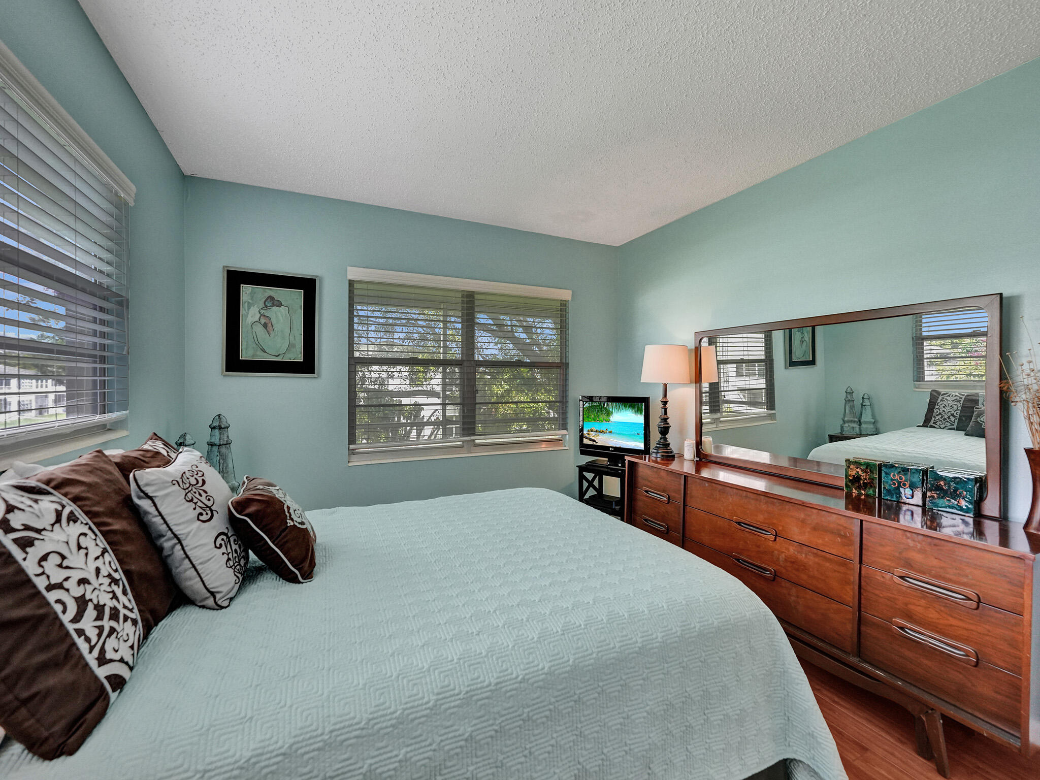 232 Farnham J, Unit 232 Deerfield Beach, FL 33442 - Photo 20 of 38 a bedroom with a large bed and a dresser