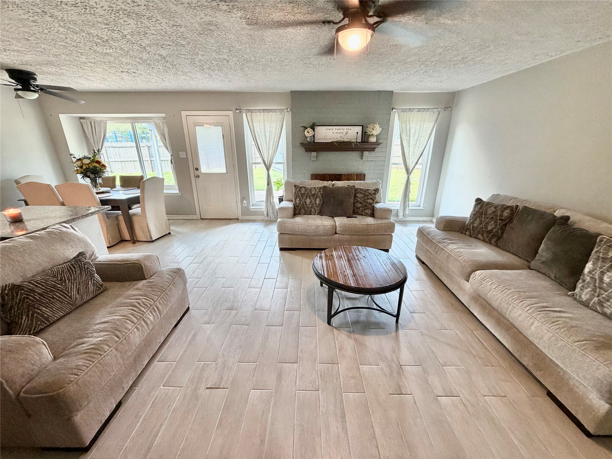10 Lobo Court Angleton, TX 77515 - Photo 4 of 25