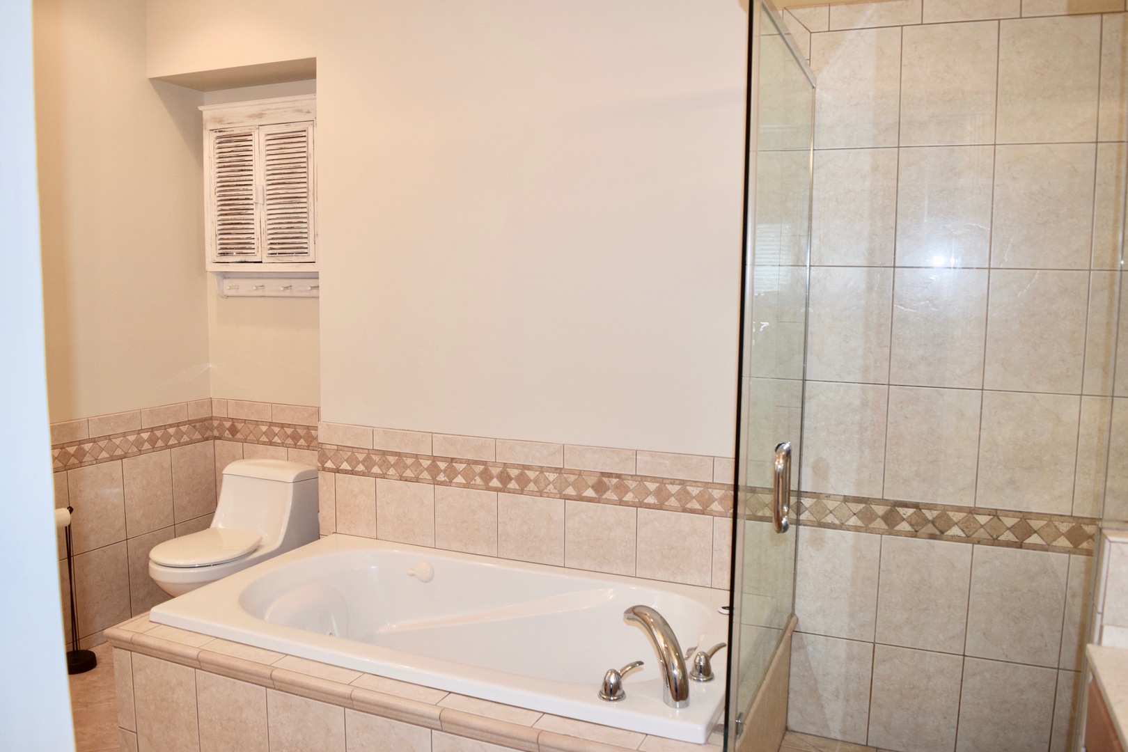 707 North Delphia Avenue Park Ridge, IL 60068 - Photo 10 of 22 a bathroom with a bathtub and a shower