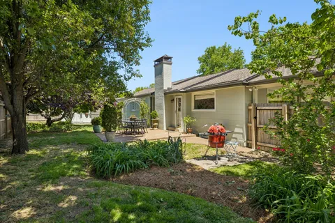 a view of a backyard with sitting area and furniture