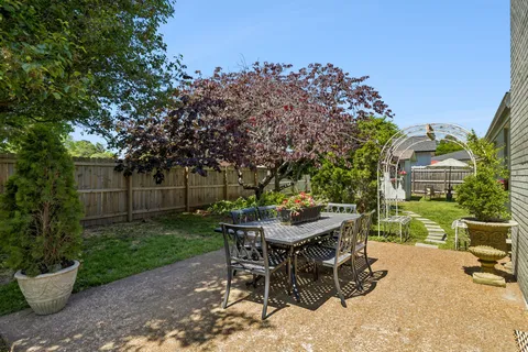a view of a backyard