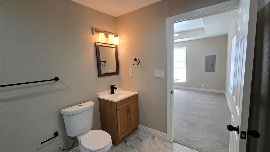 1441 Oakley Avenue Dallas, TX 75216 - Photo 11 of 34 a bathroom with a toilet sink and mirror