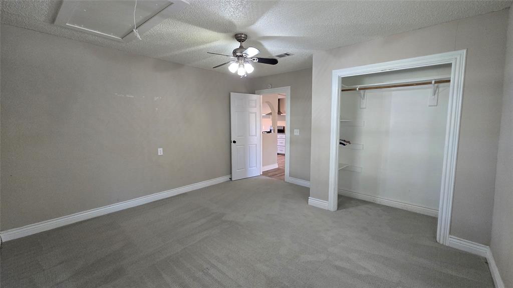 1441 Oakley Avenue Dallas, TX 75216 - Photo 20 of 34 an empty room with closet and a chandelier fan