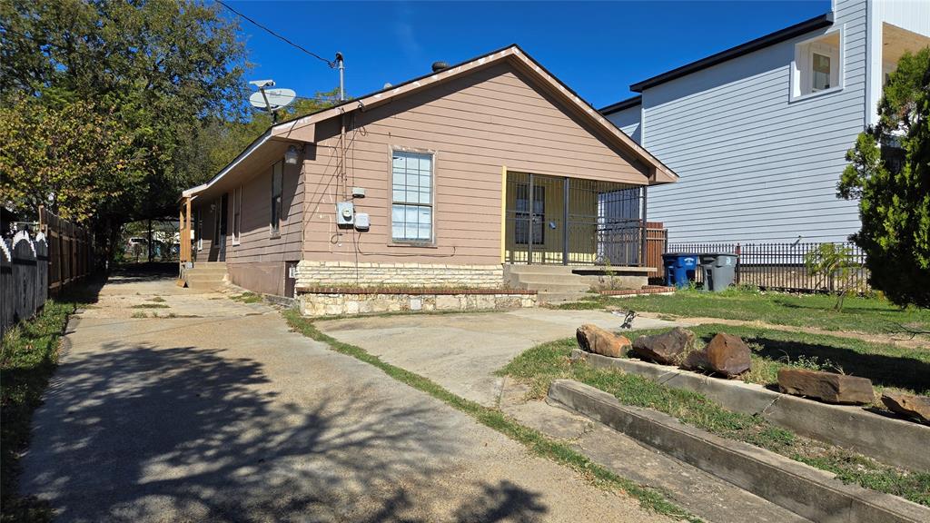 1441 Oakley Avenue Dallas, TX 75216 - Photo 2 of 34 a front view of a house with a yard