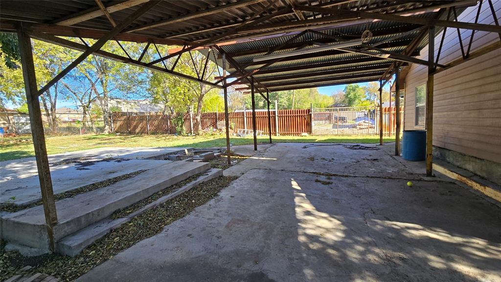 1441 Oakley Avenue Dallas, TX 75216 - Photo 27 of 34 a view of a yard with table and chairs