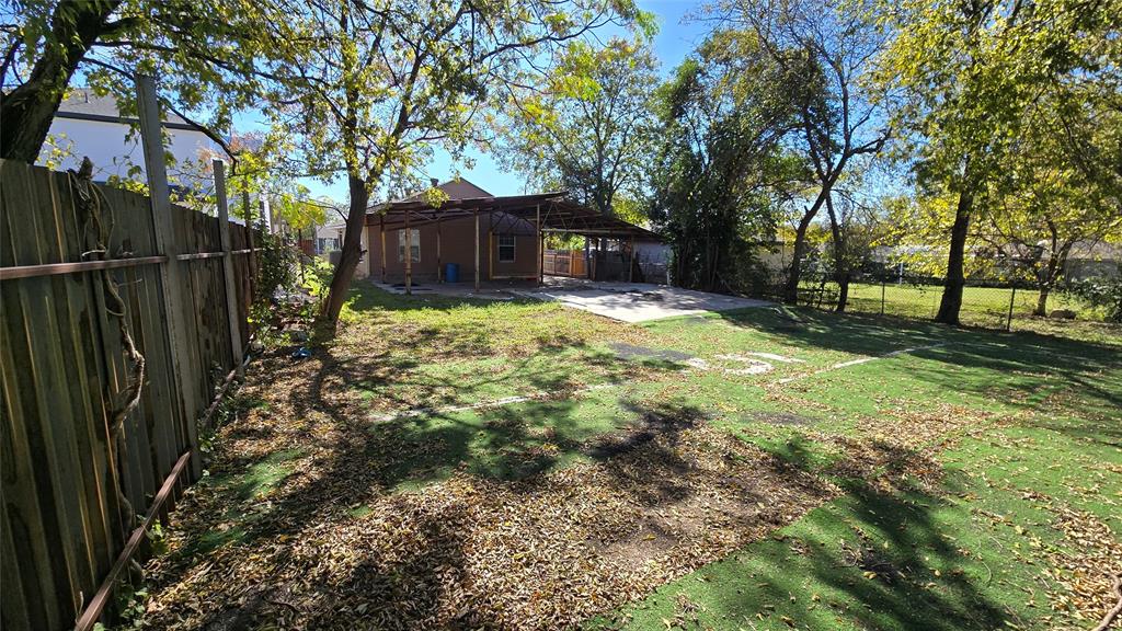 1441 Oakley Avenue Dallas, TX 75216 - Photo 31 of 34 a view of a backyard with large trees