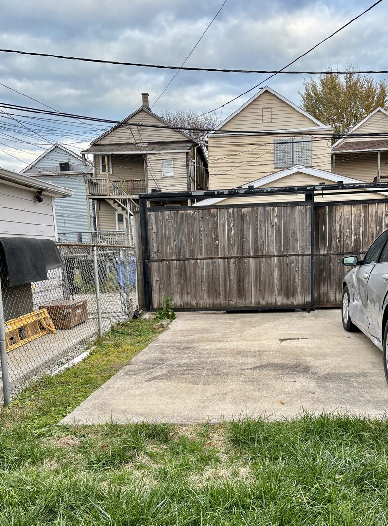 4541 South Lowe Avenue, Unit 2R Chicago, IL 60609 - Photo 9 of 10 a view of a garage with a wooden fence