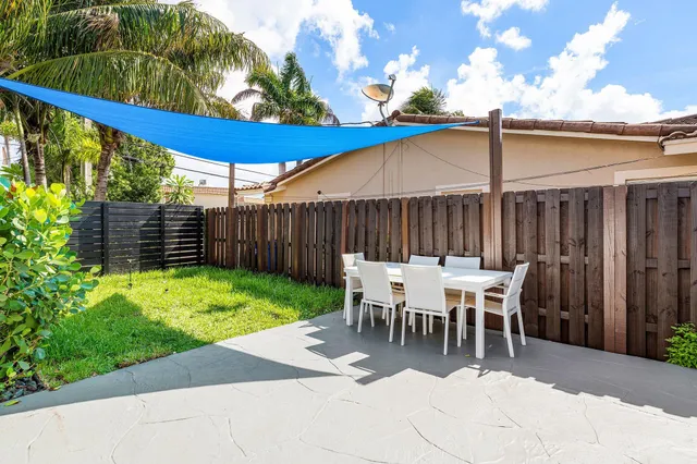 a view of a house with backyard
