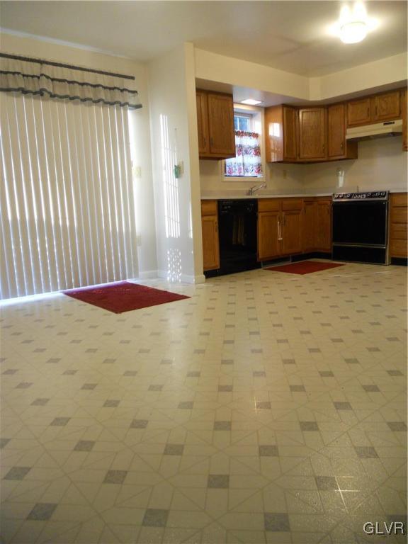 568 Allegheny Road Mount Bethel, PA 18343 - Photo 11 of 36 Kitchen/dining are open concept
