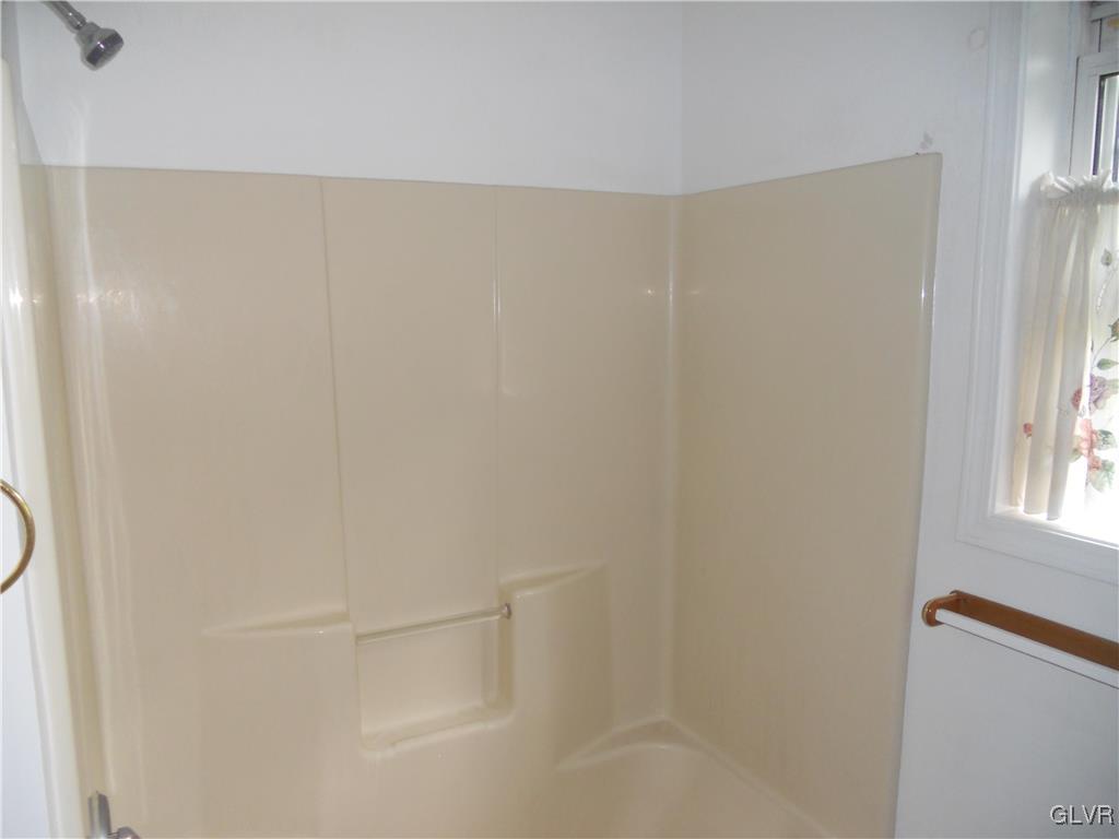568 Allegheny Road Mount Bethel, PA 18343 - Photo 14 of 36 Tub/shower