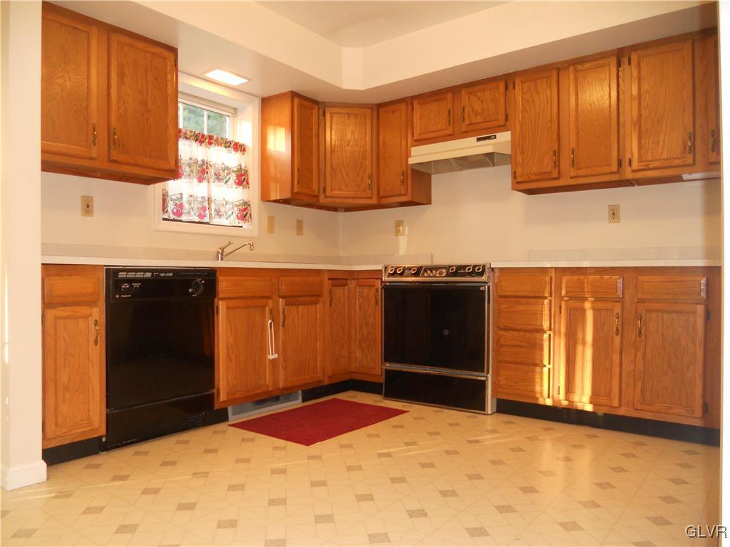 568 Allegheny Road Mount Bethel, PA 18343 - Photo 7 of 36 Modern kitchen