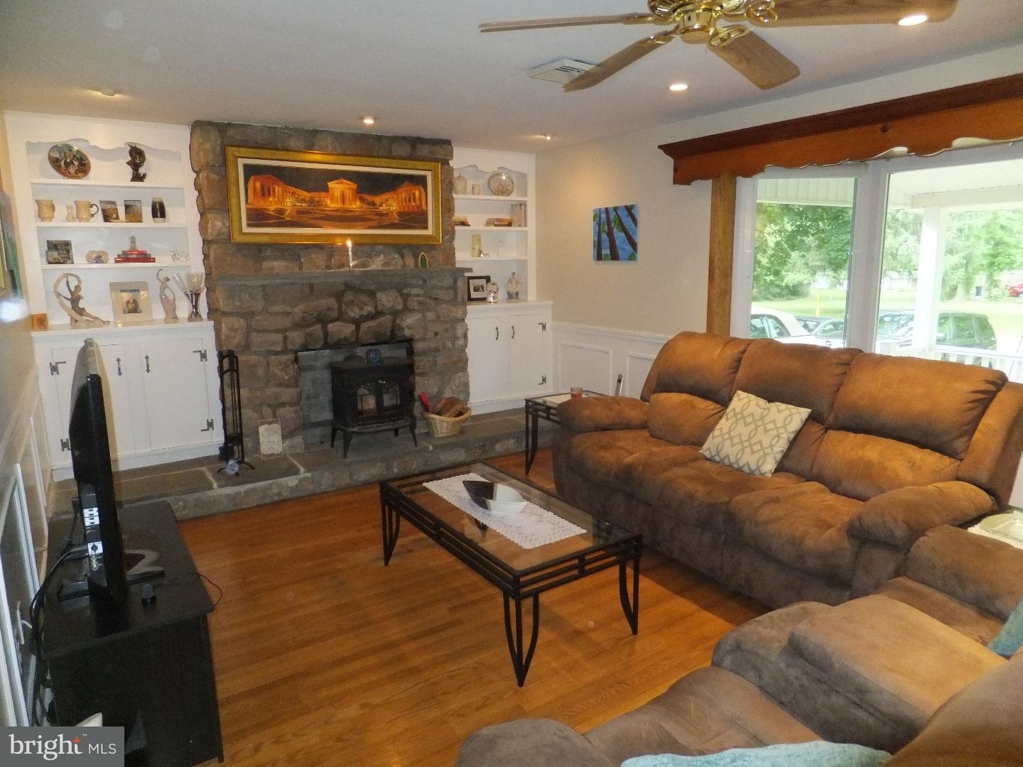 1018 Lavera Road Warminster, PA 18974 - Photo 4 of 23 Living Room