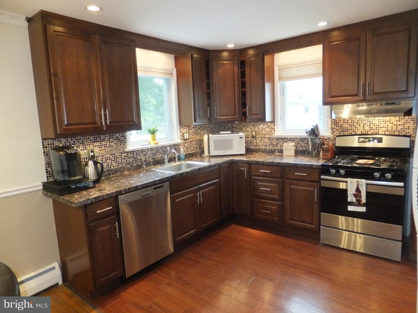 1018 Lavera Road Warminster, PA 18974 - Photo 9 of 23 Kitchen