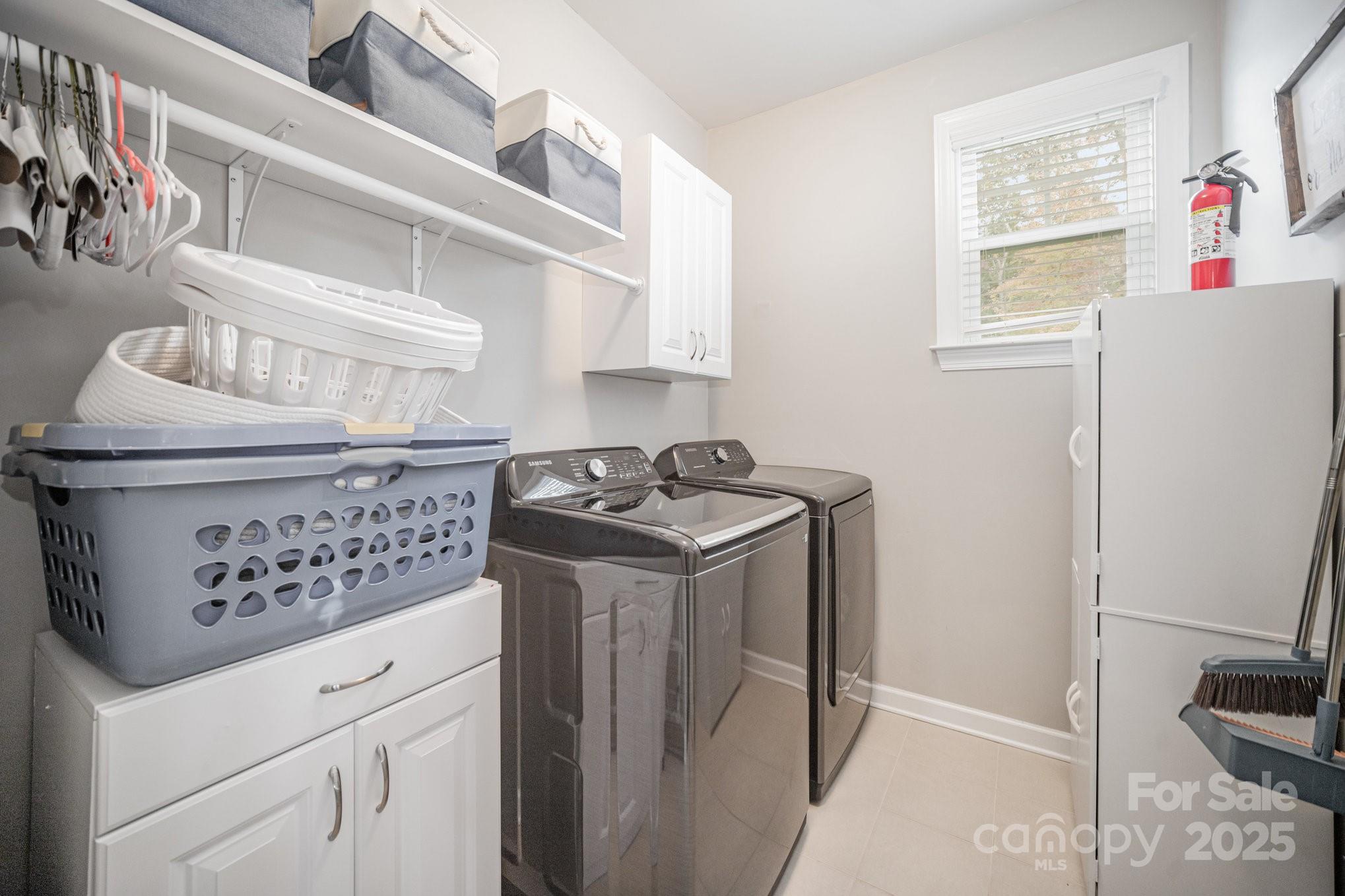 1556 Prickly Lane Waxhaw, NC 28173 - Photo 16 of 39 a kitchen with a stove and a refrigerator