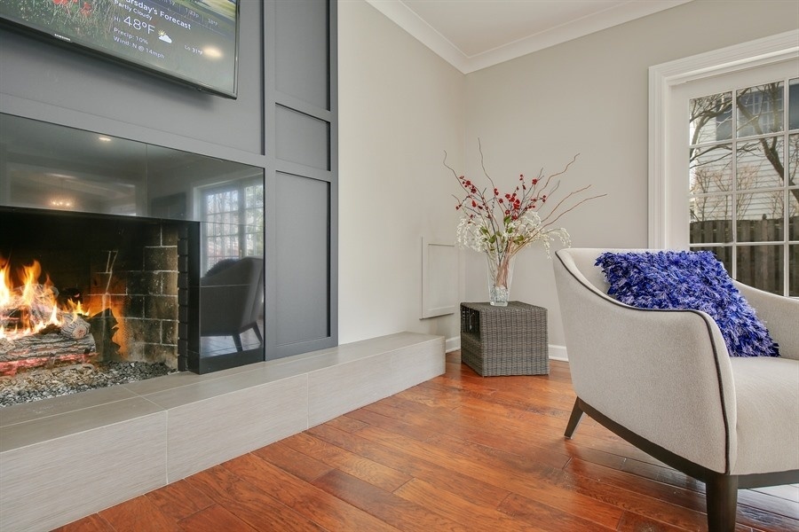 906 South County Line Road Hinsdale, IL 60521 - Photo 16 of 44 a living room with furniture and potted plant