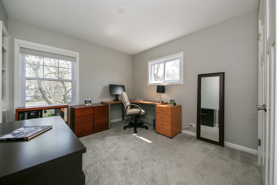 906 South County Line Road Hinsdale, IL 60521 - Photo 22 of 44 a bedroom with a workspace