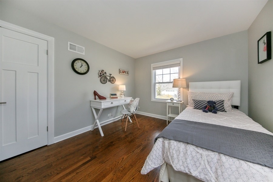 906 South County Line Road Hinsdale, IL 60521 - Photo 24 of 44 a bedroom with a bed and a window