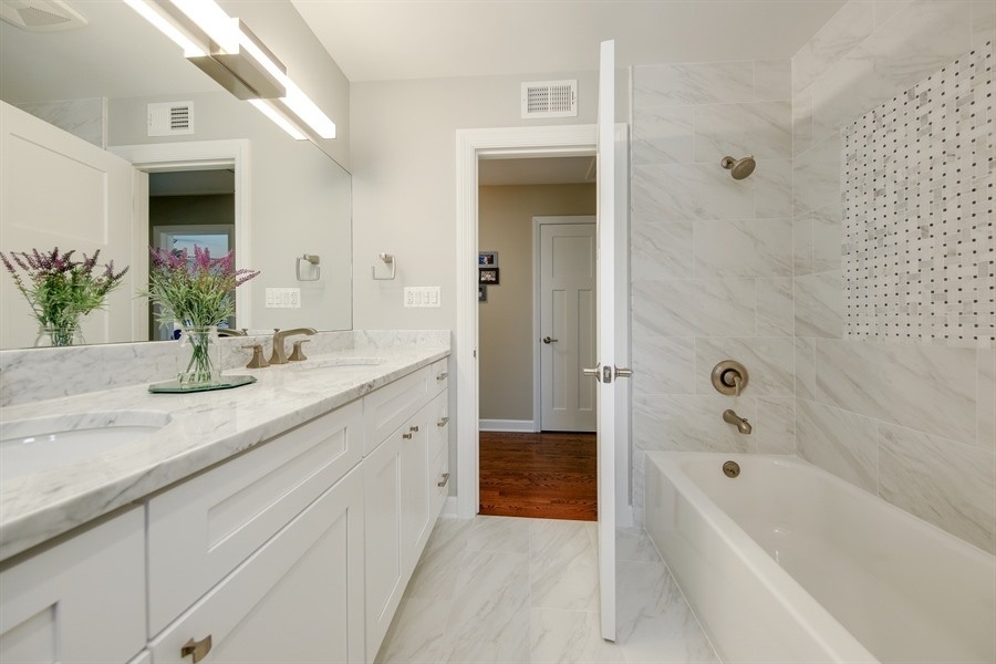 906 South County Line Road Hinsdale, IL 60521 - Photo 27 of 44 a bathroom with a granite countertop tub sink and mirror