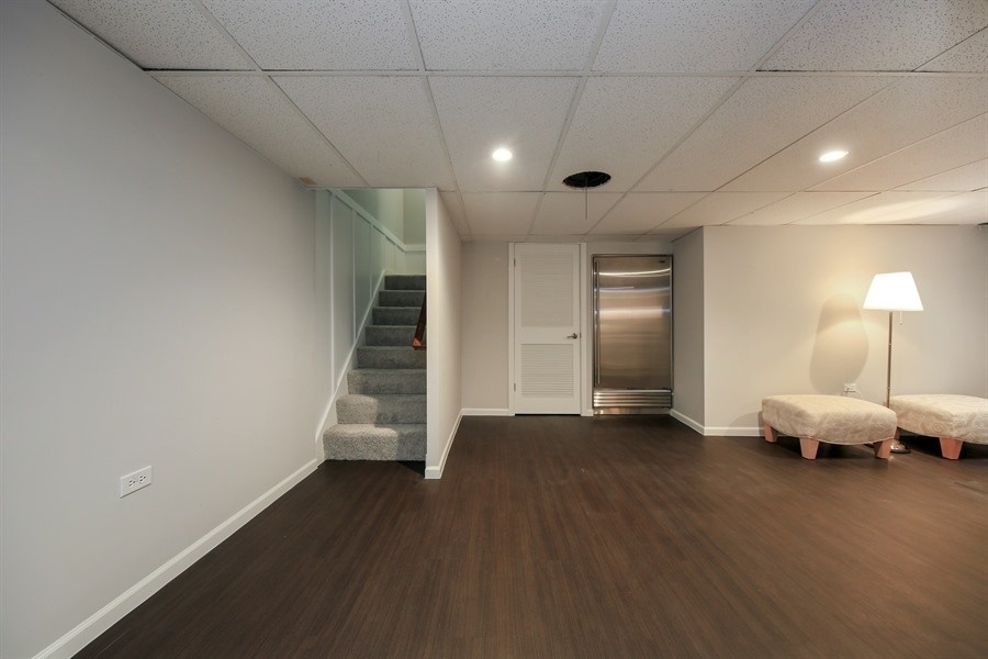906 South County Line Road Hinsdale, IL 60521 - Photo 28 of 44 a view of a livingroom with hardwood floor and a ceiling fan
