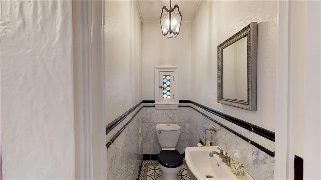 5426 Darlington Road Pittsburgh, PA 15217 - Photo 14 of 24 a bathroom with a sink and toilet