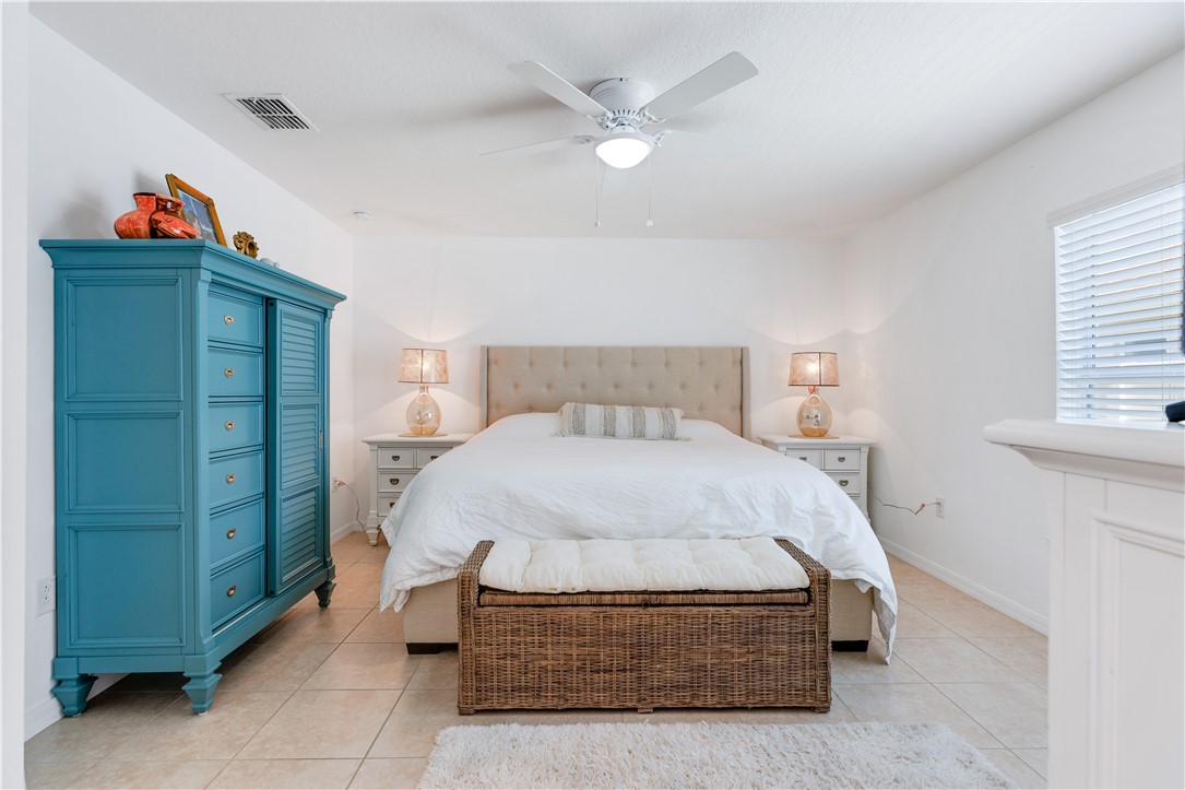402 Lexington Avenue Southwest Vero Beach, FL 32962 - Photo 15 of 33 a room with a bed and a window